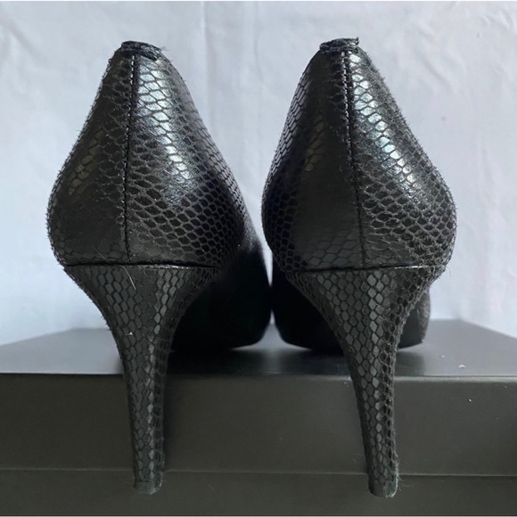TAHARI - Gorgeous Black Leather Heels in a Size 7.5 Comfortable & Sexy -Peep Toe - Picture 2 of 8